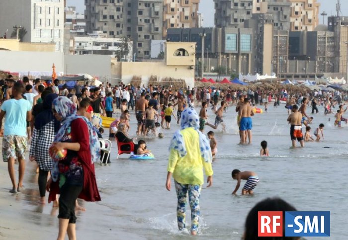В Триполи при попадании ракеты по пляжу погибли пять человек