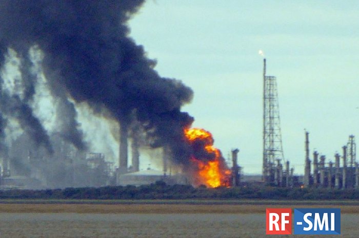 В Великобритании загорелся крупный нефтеперерабатывающий завод