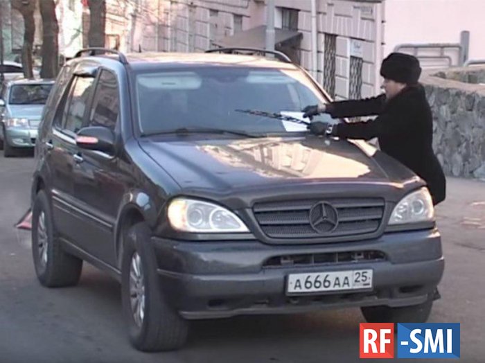 На Васильевском спуске ЧП. Мужчина угрожает взорвать свой автомобиль