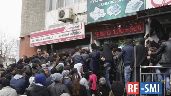 В Душанбе за долларом выстраиваются огромные очереди