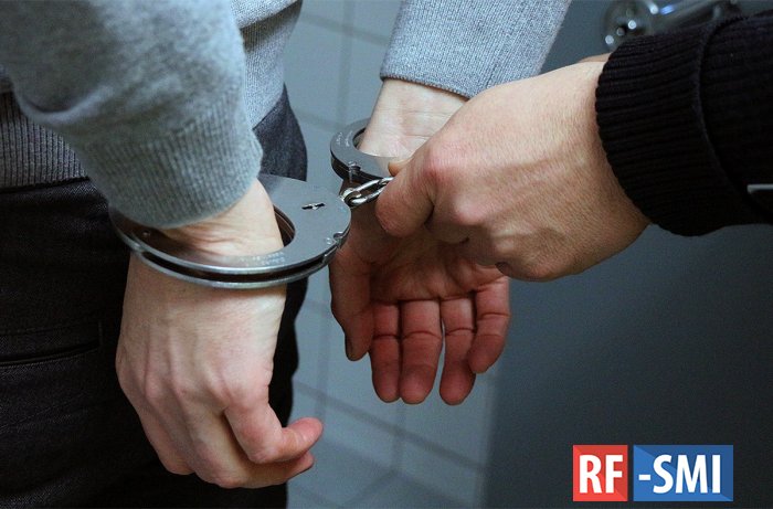 Полицейский задержал москвичку и начал вымогать у нее деньги
