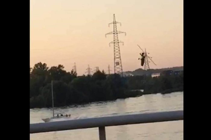 В Клязьминское водохранилище упал вертолет В Клязьминское водохранилище упал вертолет