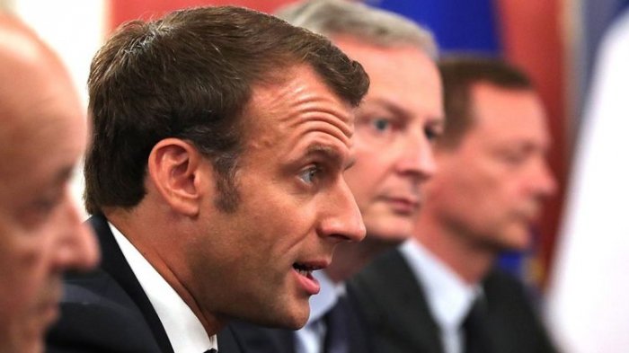 Президент Франции Макрон перестал жать людям руки из-за коронавируса