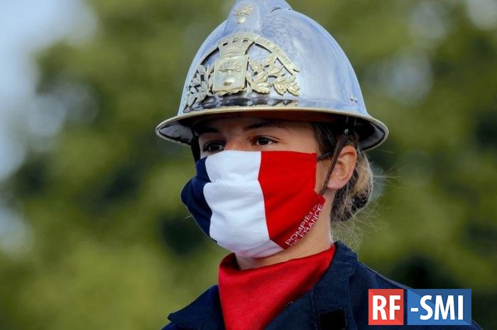 Во Франции введен штраф за отказ носить защитную маску