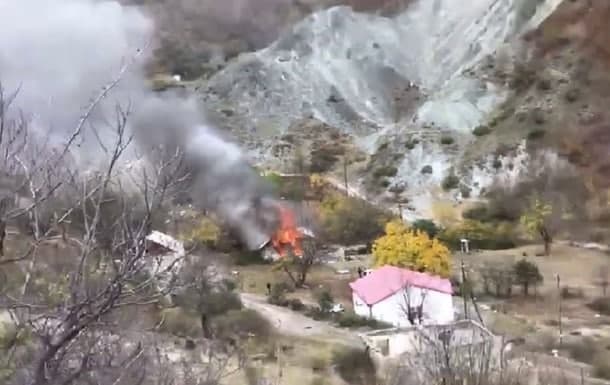 Жители переходящей Азербайджану части Карабаха стали сжигать свои дома