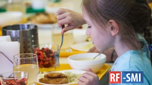 Просроченное мясо и опасный компот: чем кормят детей в региональных школах?
