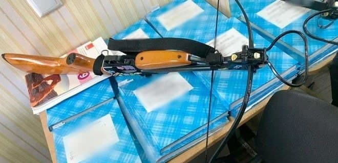 В Полтаве девушка устроила стрельбу из арбалета в школе