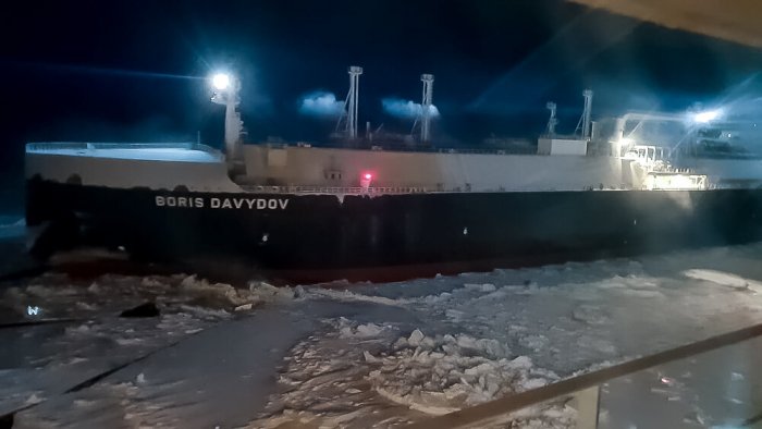 Газовоз "Борис Давыдов" освободил застрявшее на Севморпути судно "Михаил Сомов"