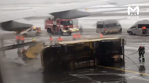 В Шереметьево самолёт зацепил крылом поливочную машину