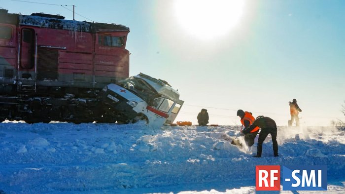 Снегоуборочный локомотив протаранил скорую помощь