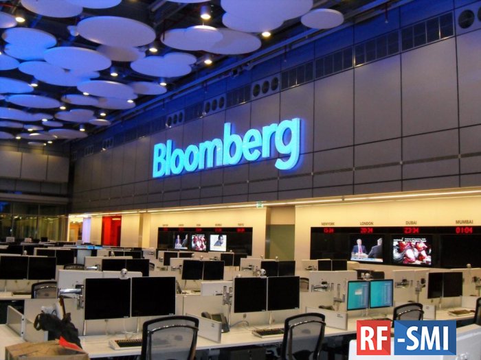 Запад считает отключение России от SWIFT проблематичным, — Bloomberg