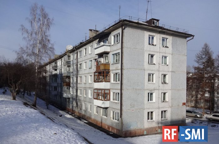 В Сургуте 12-летняя девочка выпала из окна пятого этажа