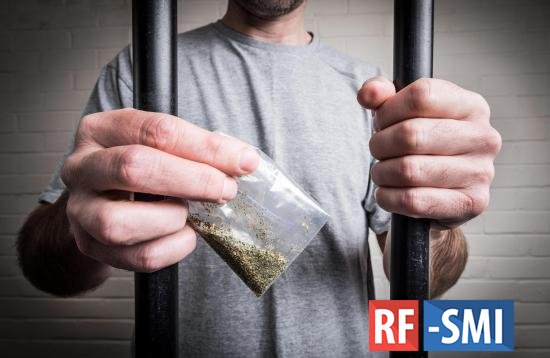 Экс-сотрудника посольства США в Москве арестовали по делу о контрабанде наркотиков