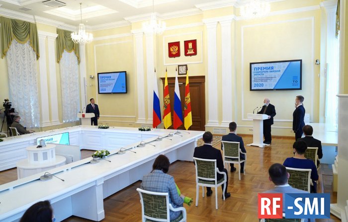 Более 20 молодых ученых Свердловской области получили премии губернатора