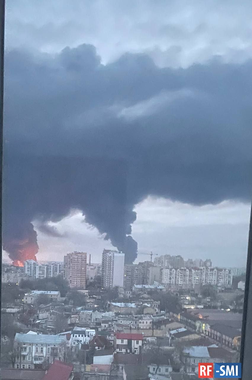 Удар по нефтебазе сегодня. Нефтебаза в Одессе. Пожар. Взрывы в Одессе. Сильный пожар.