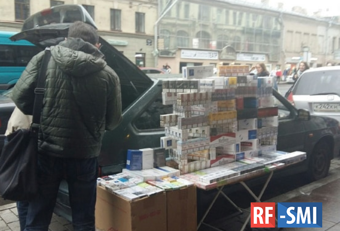 На петербургских рынках процветает торговля контрабандными табачными изделиями