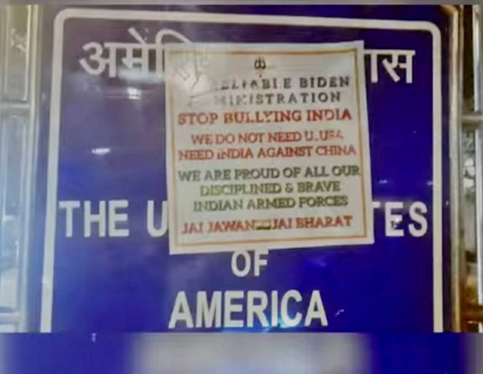 Неизвестный расклеил плакат в посольстве США в Дели, Индия