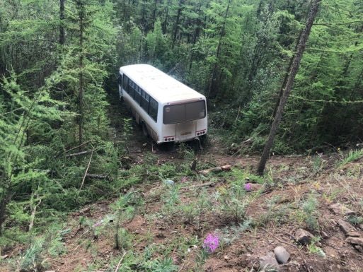 Автобус с 19 пассажирами съехал с дороги в Якутии