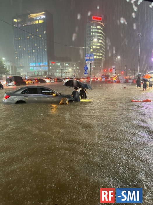 Кадры из Сеула, где из-за сильных ливней затопило улицы города
