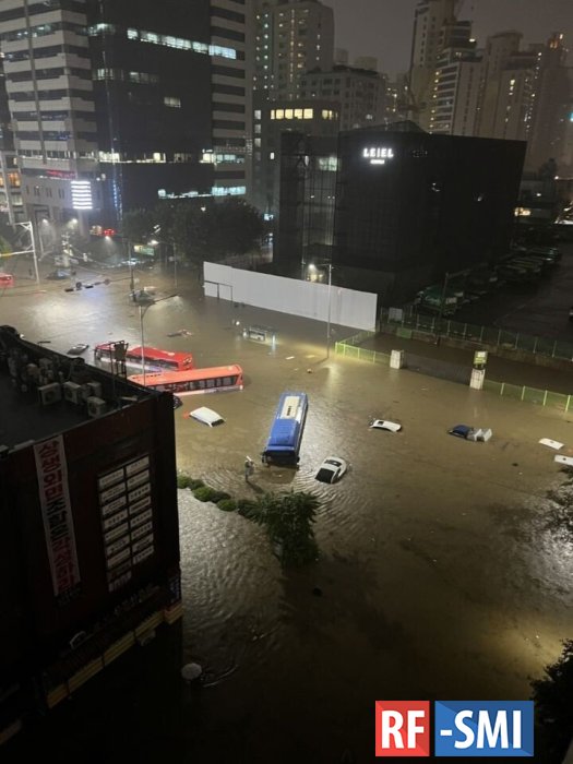 Кадры из Сеула, где из-за сильных ливней затопило улицы города
