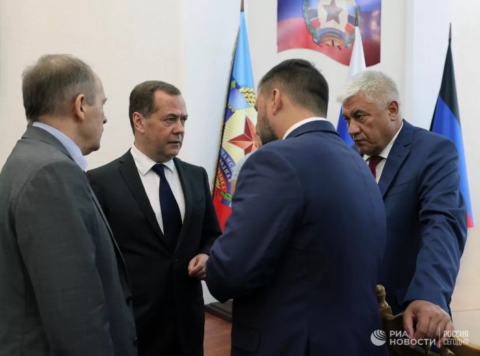 Дмитрий Медведев находится в поездке по Донбассу