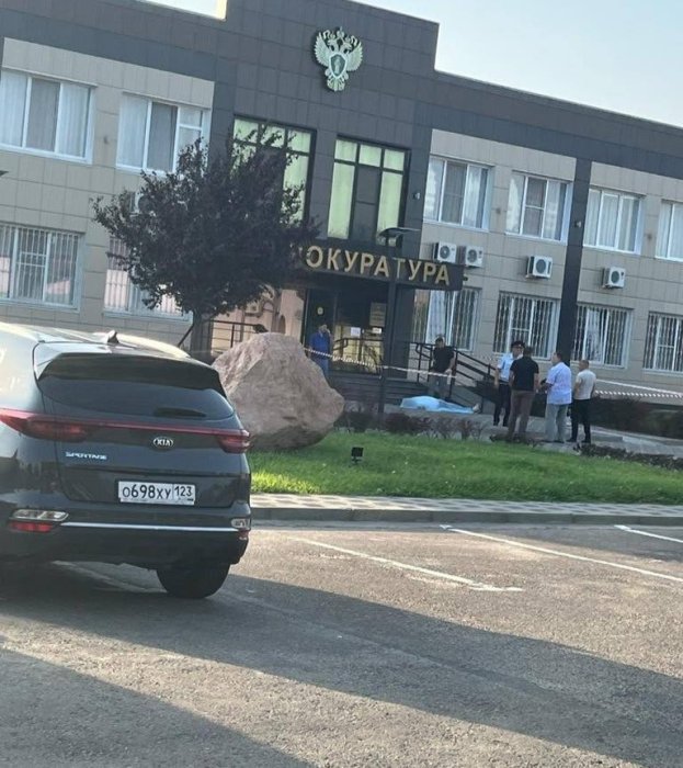 В Краснодарском крае прямо на пороге прокуратуры застрелился мужчина