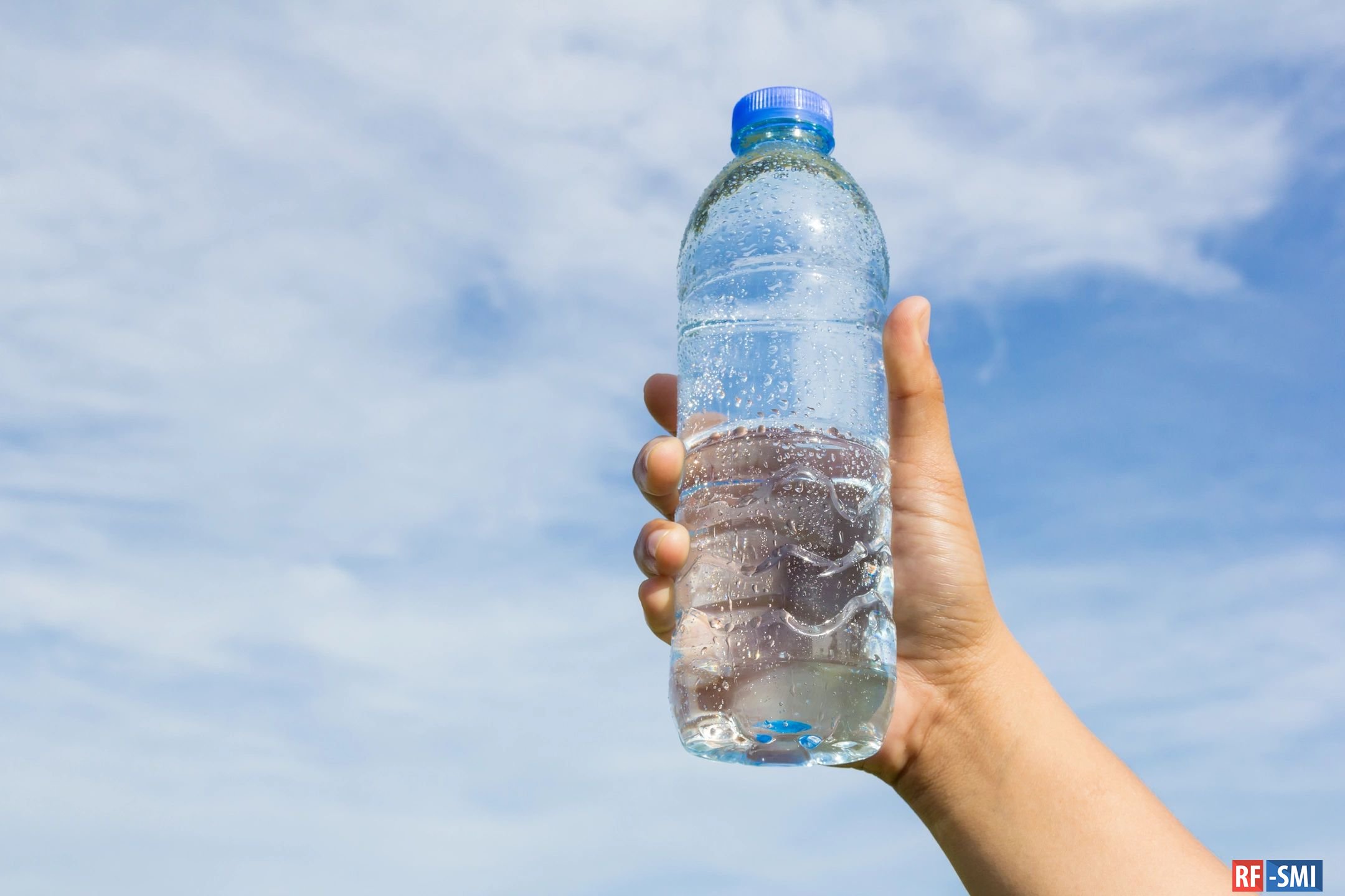 Бесплатная питьевая вода. Бутылка для воды. Пластиковая бутылка для воды. Бутылка воды в руке. Питьевые бутылочки для воды.