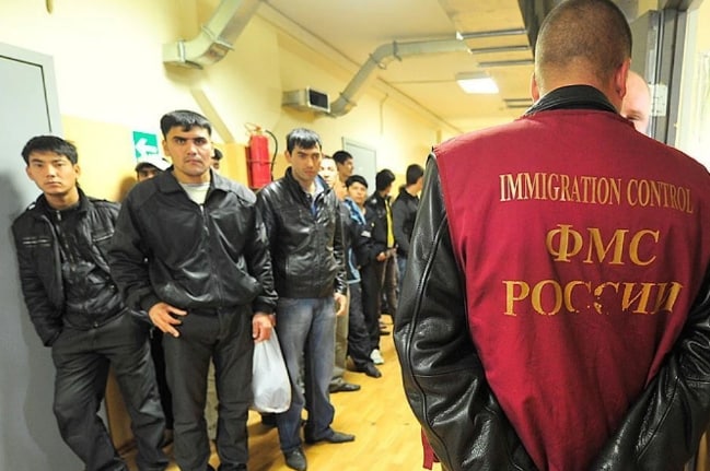 Получивших гражданство России мигрантов хотят отправить служить в армию