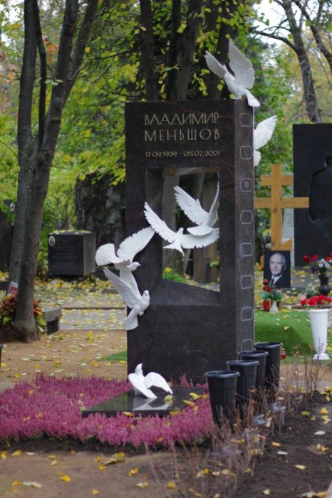 На могиле режиссера Владимира Меньшова установили памятник