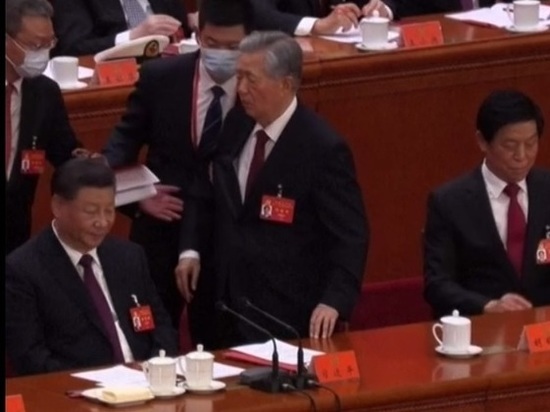 Экс-генсека Компартии Китая скандально вывели под руки со съезда