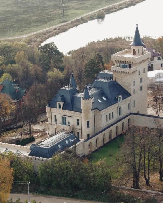 А. Пугачёва выставила на продажу свой легендарный замок в деревне Грязь
