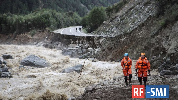В горах Кабардино-Балкарии спасатели эвакуировали 15 человек из зоны схода селевого потока