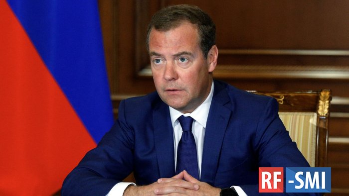 Д. Медведев: США обошлись с Европой как с уличной девкой