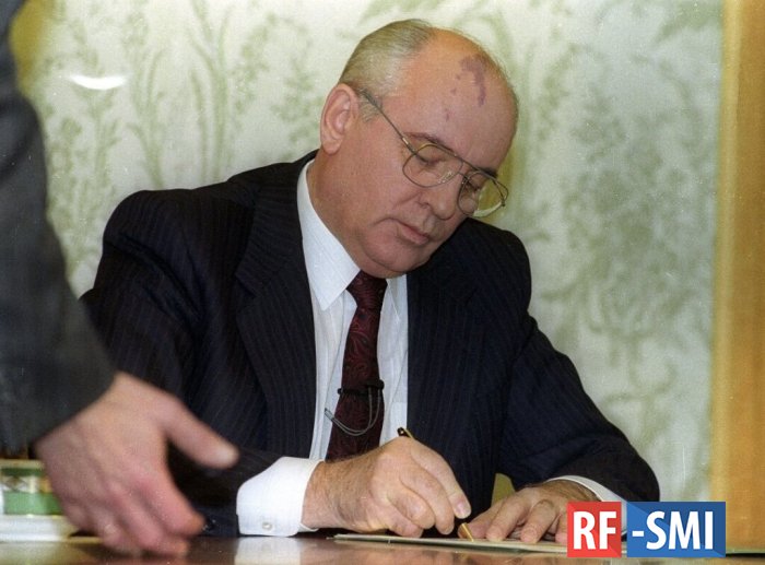 25 декабря 1991 года Михаил Горбачев покинул пост главы государства