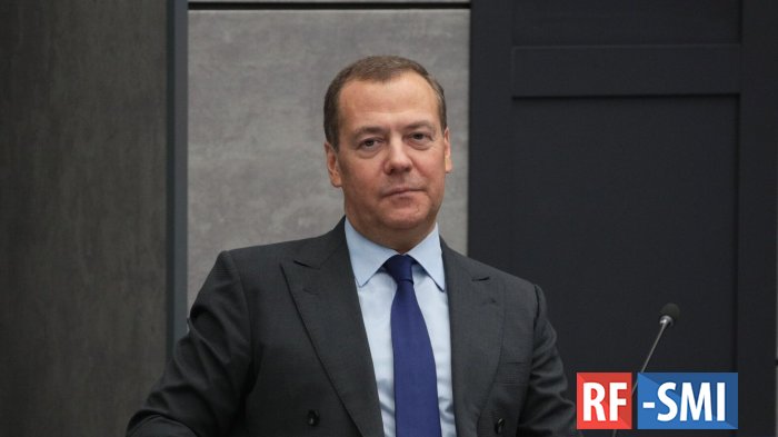 Медведев поручил ЕР решить вопрос об увеличении финансирования создания жилья для сирот