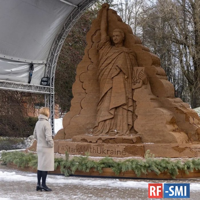 В Эстонии создали гигантскую скульптуру Владимира Зеленского 