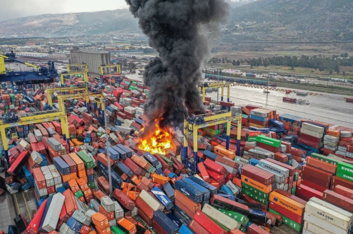 В турецком порту Искендерун возник сильный пожар