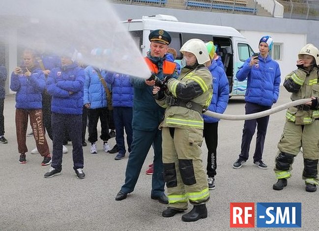 Как из душа окатило: крымские спасатели провели открытый урок в «Артеке»