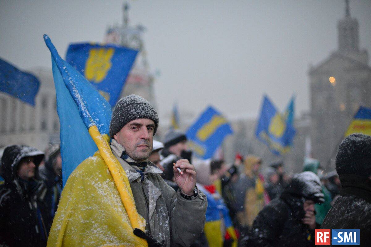 Политика украинских властей. Украинцы люди. Лидеры Евромайдана. Украина. Люди с флагом Украины.