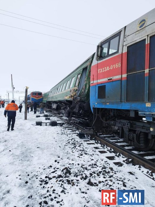 В Казахстане локомотив столкнулся с пассажирским поездом