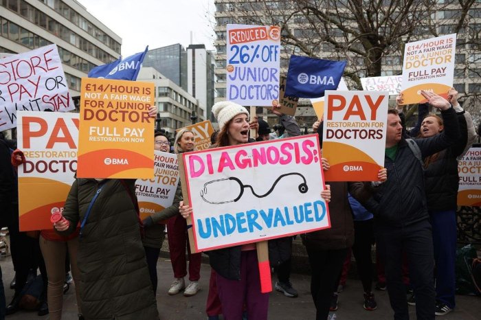 В Великобритании стартовала масштабная забастовка медиков