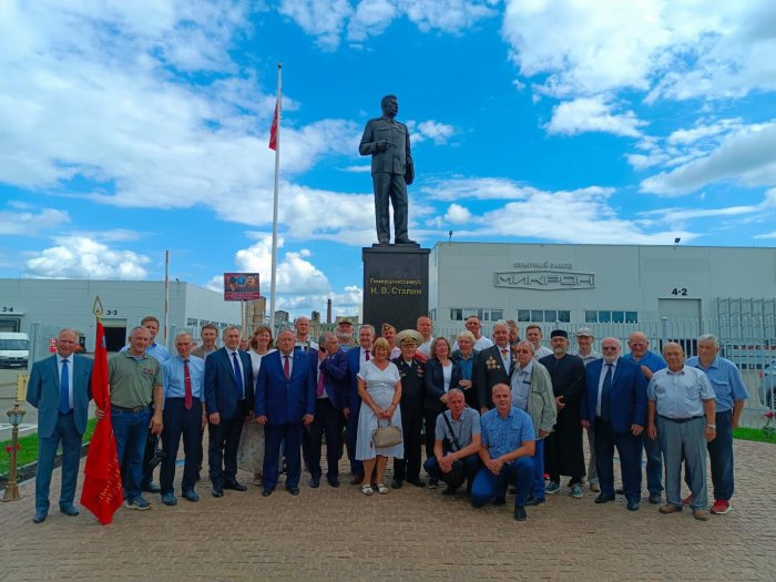 Восьмиметровый памятник Сталину установили в Псковской области