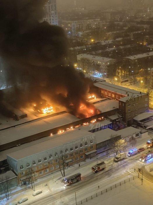 В Москве горит завод специализированных автомобилей