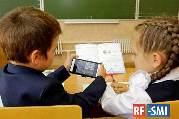 Комитет Госдумы поддержал полный запрет телефонов в школах