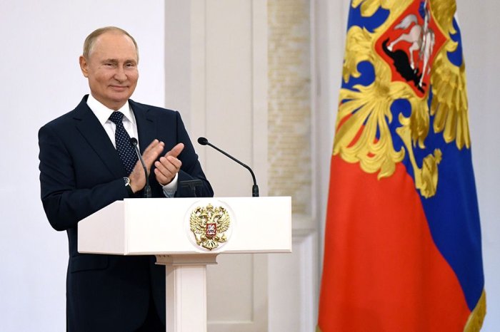 Российский лидер выступает на вручении наград Героям России