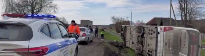 В Пермском крае перевернулся туристический автобус, который ехал в Екатеринбург В Пермском крае перевернулся туристический автобус, который ехал в Екатеринбург