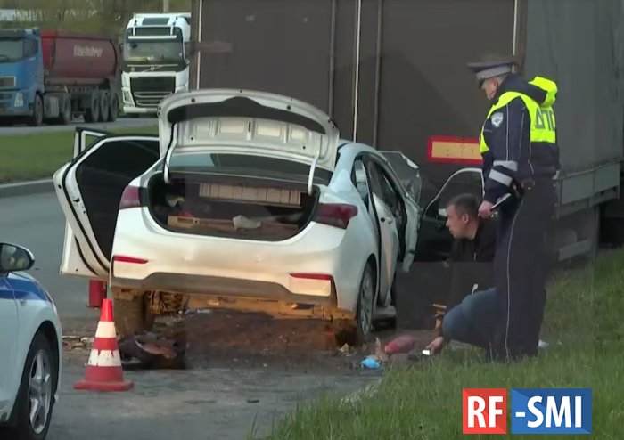 Два человека погибли, въехав в прицеп грузовика, в Санкт-Петербурге Два человека погибли, въехав в прицеп грузовика, в Санкт-Петербурге
