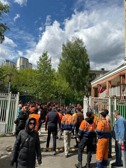 Гастарбайтеры-дворники попытались устроить забастовку в Москве Гастарбайтеры-дворники попытались устроить забастовку в Москве