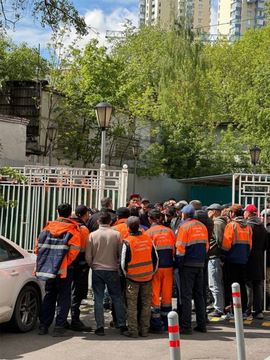 Гастарбайтеры-дворники попытались устроить забастовку в Москве Гастарбайтеры-дворники попытались устроить забастовку в Москве