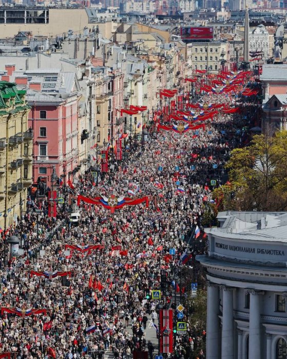 В Петербурге 1 миллион 100 тысяч человек приняли участие в шествии «Бессмертного полка» В Петербурге 1 миллион 100 тысяч человек приняли участие в шествии «Бессмертного полка»
